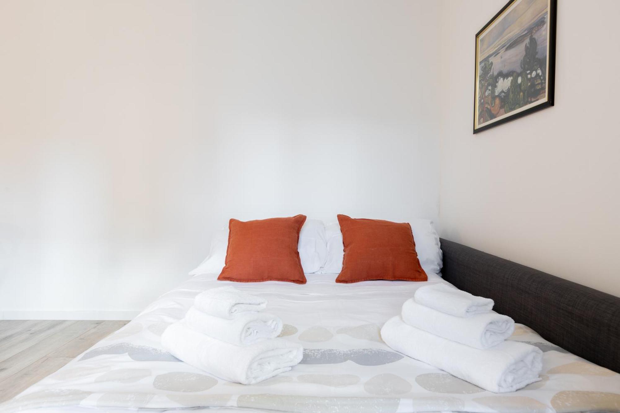 8 Min To Center - 400mt To Metroa, 4-6 Pax, 2 Bathrooms * Rom