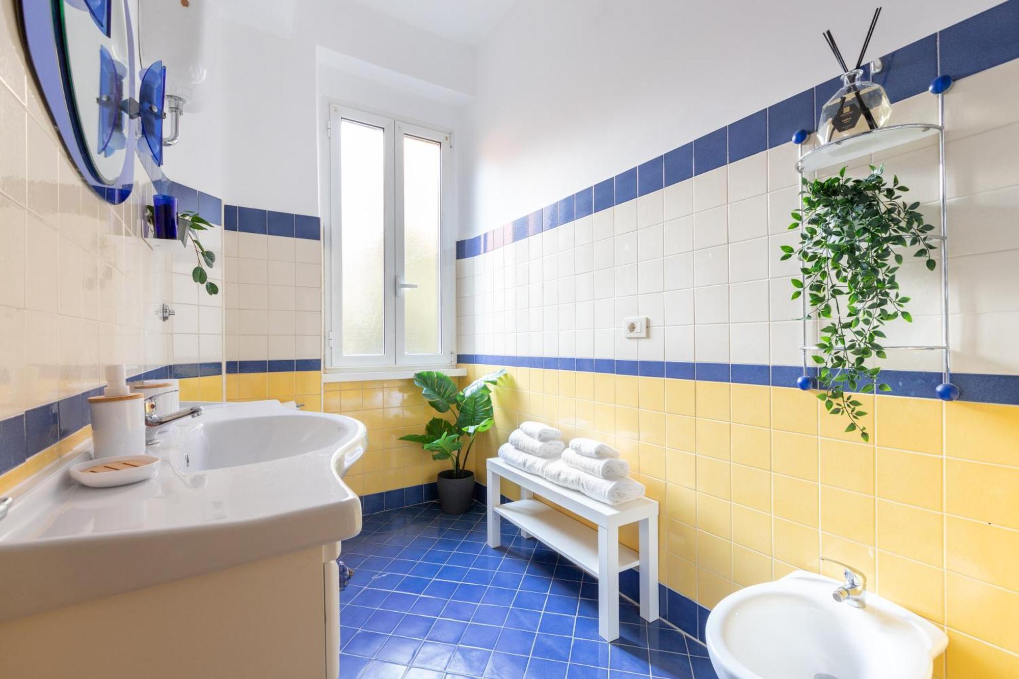 8 Min To Center - 400mt To Metroa, 4-6 Pax, 2 Bathrooms Apartment