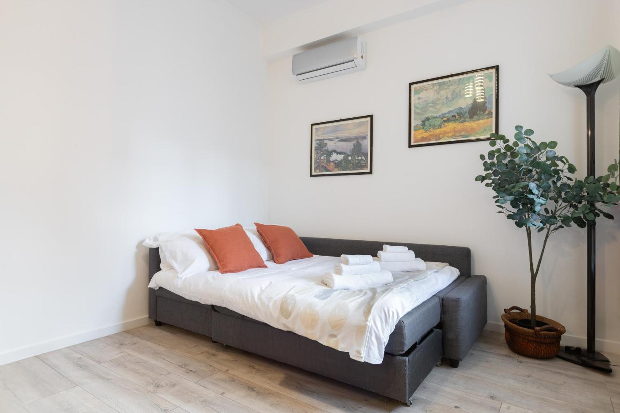 8 Min To Center - 400mt To Metroa, 4-6 Pax, 2 Bathrooms Apartment Rom