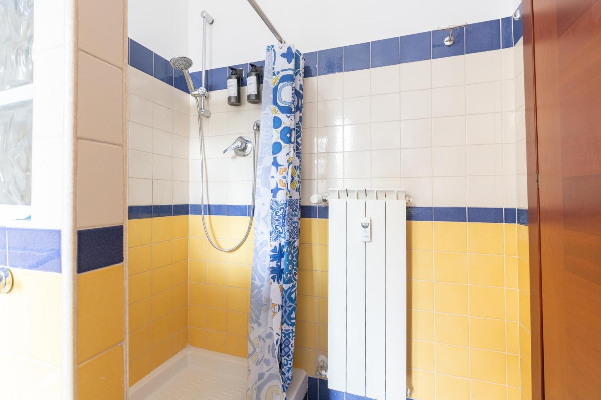 Apartment 8 Min To Center - 400mt To Metroa, 4-6 Pax, 2 Bathrooms Rom